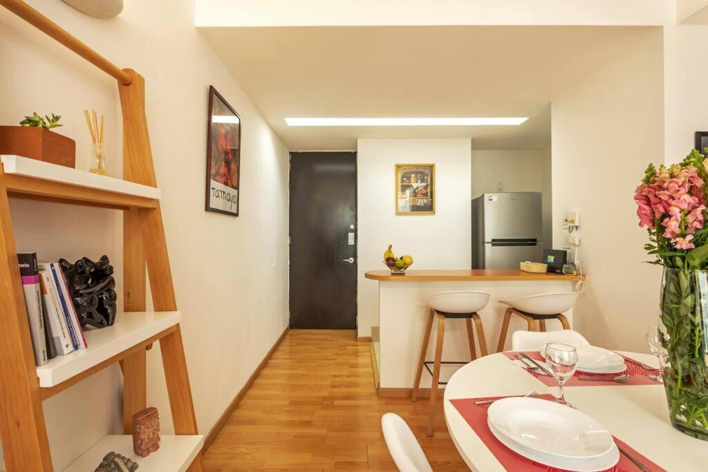 Apartment Interior, Silencioso, Vigilancia P8, 1r, 1b, 810 *